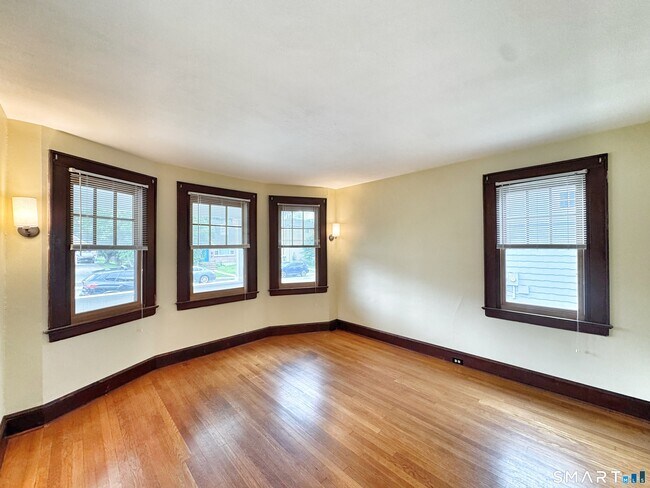 Building Photo - 14 Woodbury Ave