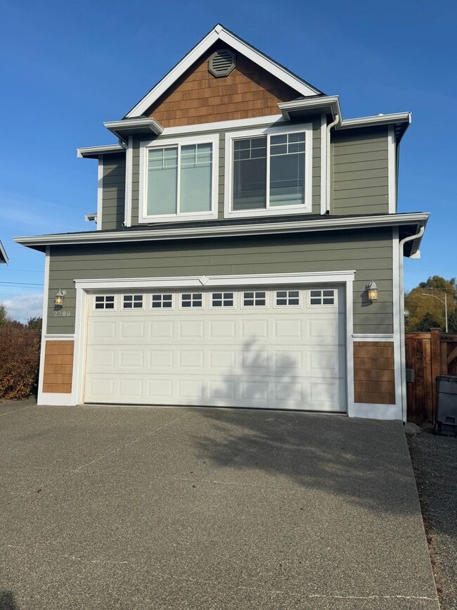 Building Photo - Beautiful Rental with Oversized Yard & Open Layout