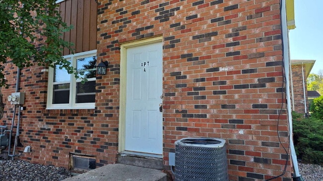 Building Photo - "3-Bed Townhouse with 1.5 Baths in Appleton!