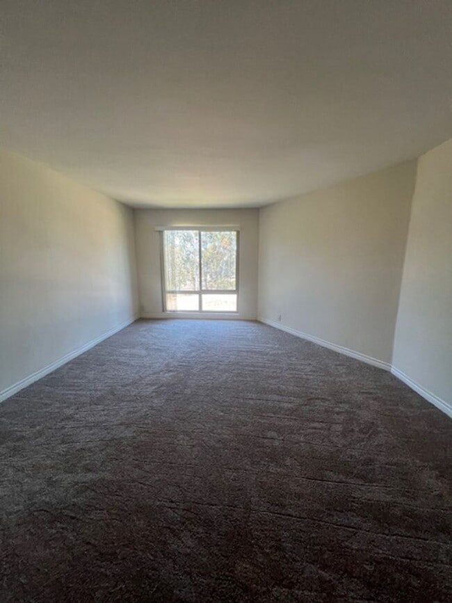 Building Photo - 3 Bedroom 2 Bath Condo in Beautiful La mes...