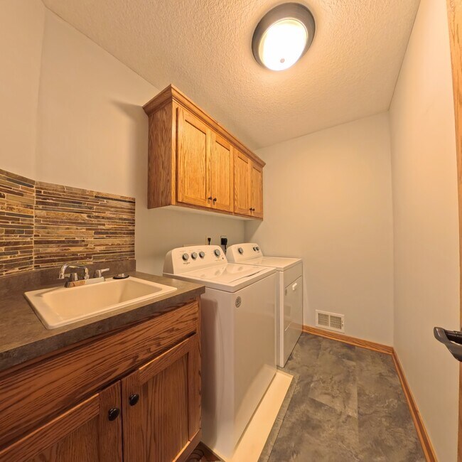 Building Photo - 11956 Castle Rock Ct N