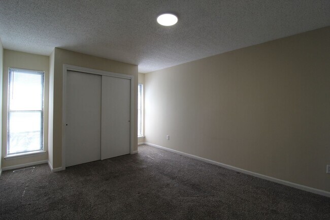 Building Photo - Fully Remodeled 2 Bedroom 1.5 Bath Duplex In Olathe