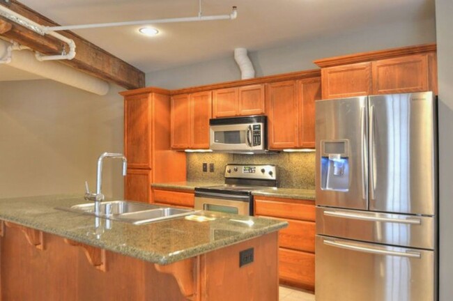 Building Photo - Beautiful Condo in the Heart of Downtown S...