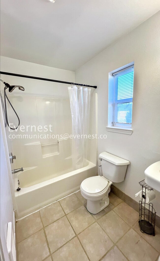 Building Photo - 6147 NE 9th Ave