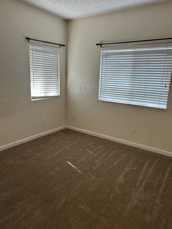 Building Photo - Spacious bright condo with new carpet and new paint and 2 bathrooms