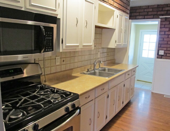 Building Photo - MOVE IN SPECIAL 3 Bedroom 1.5 Bath Ranch in Portage