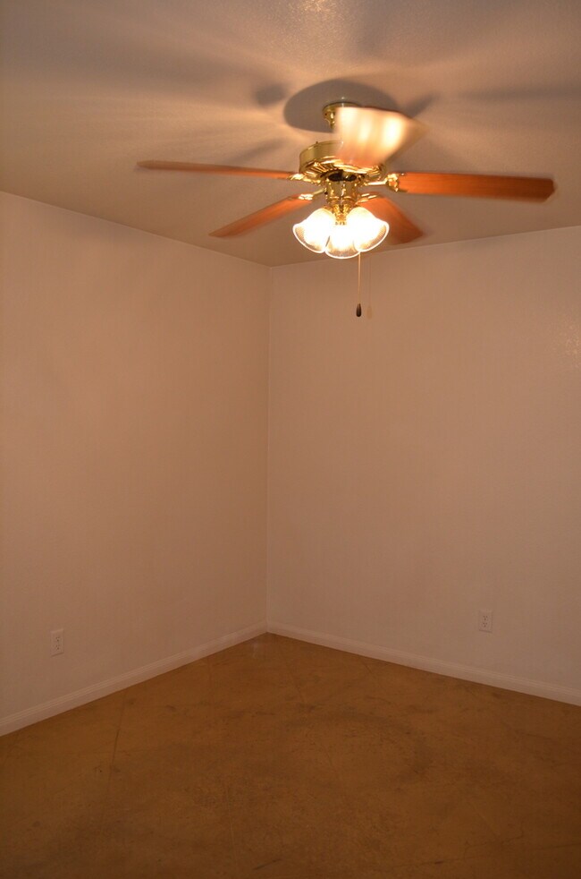 Building Photo - 928 Rosewood Dr