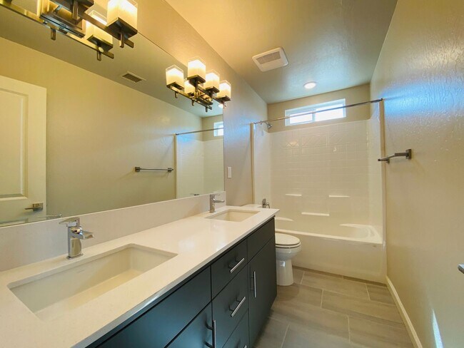 Building Photo - COMING SOON! $2,750 Ashlan & Highland, 4 B...