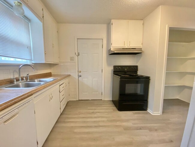 Building Photo - Pre-leasing now - 3 bed /2 bath - available 6/10/2026