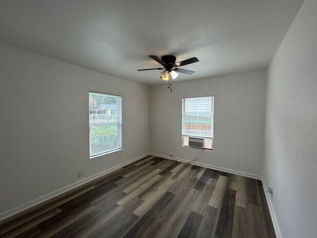 Building Photo - Charming 4 Bed, 3 Bath Home + Bonus 1 Bed/1 Bath Casita!