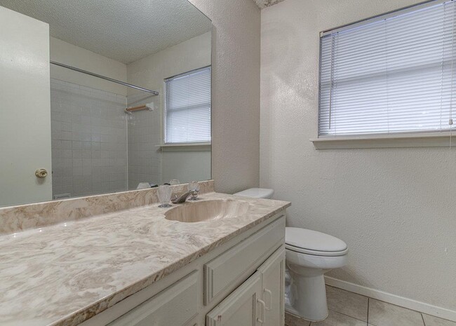 Building Photo - 300 Villa Oaks Cir