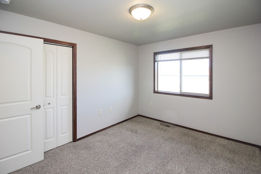 Building Photo - 320 Vernon Dr