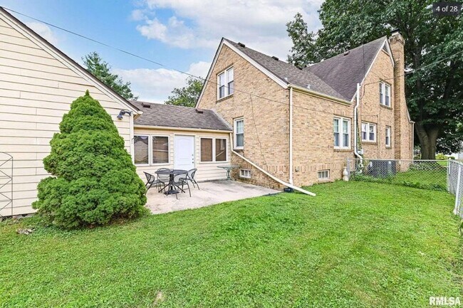 Building Photo - 2501 W Moss Ave