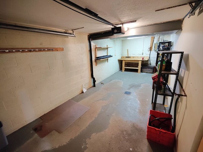 Building Photo - *Spacious & Conveniently Located 3BD/2.5BA Townhouse Available in Bethel Park*