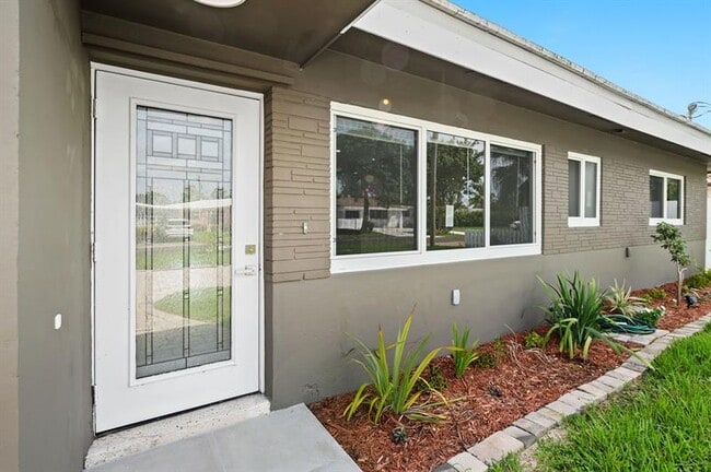 Building Photo - 121 Almar Dr