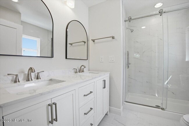 Building Photo - 206 W Fox St