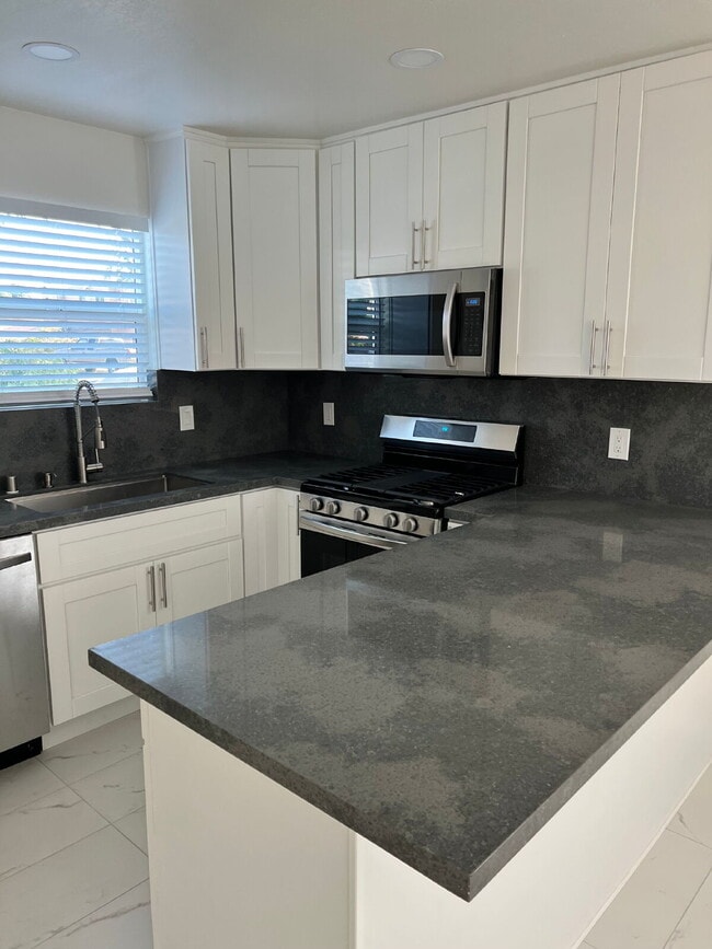 Building Photo - $2,650 - 2 Bed 1 Bath House in San Diego