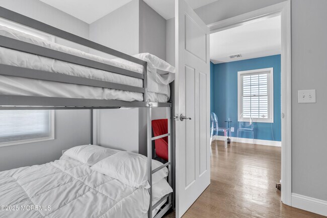 Building Photo - 1822 Parkway