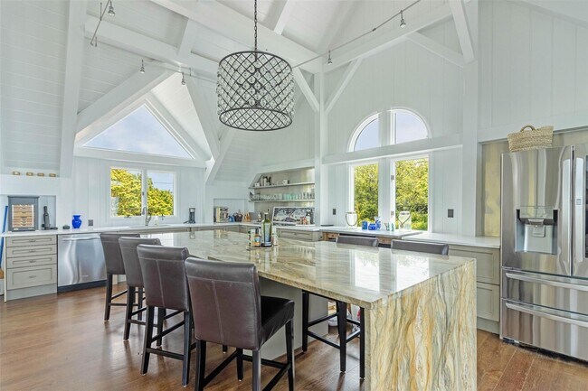 Building Photo - 2700 Sound Dr