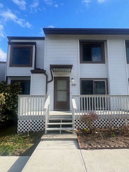 Building Photo - 215 Cottonwood Rd