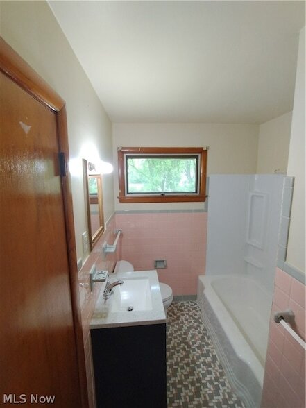 Building Photo - 323 Marmion Ave