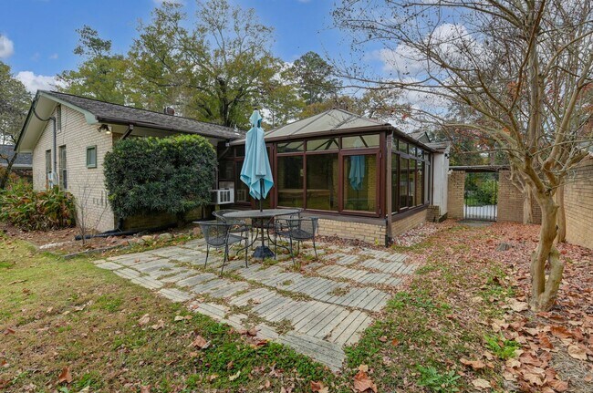 Building Photo - Prime Location! Beautiful Home Only Minutes to The Vista & Downtown