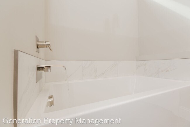 Building Photo - 4 br, 2.5 bath House - 566 Strong Avenue