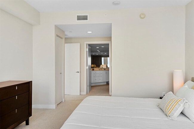 Building Photo - 2831 N Ocean Blvd