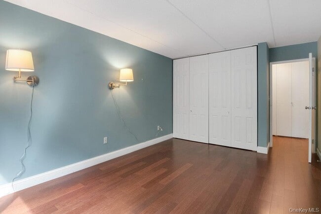 Building Photo - 128 Colonial Pkwy