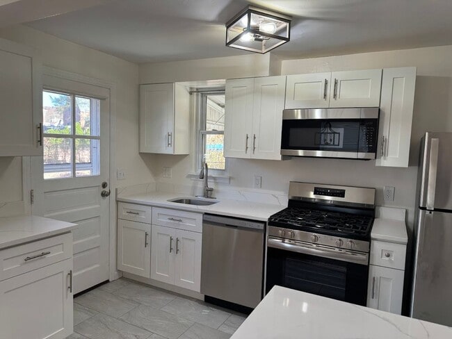 Building Photo - Completely Updated, Open , Quiet House in Oakmont!