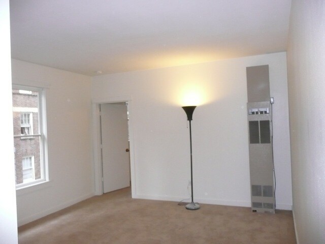Building Photo - 418 E John St