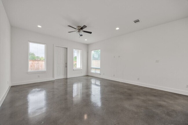 Building Photo - 215 San Salvador Ave