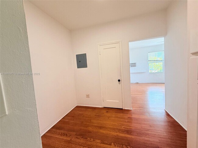 Building Photo - 315 W 28th St