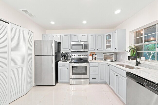 Building Photo - 8026 SW 20th Ct