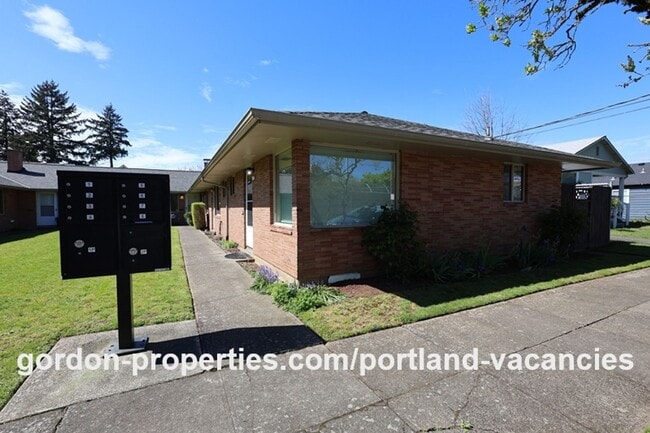 Building Photo - NE 65th Ave - End unit 1 bedroom apartment