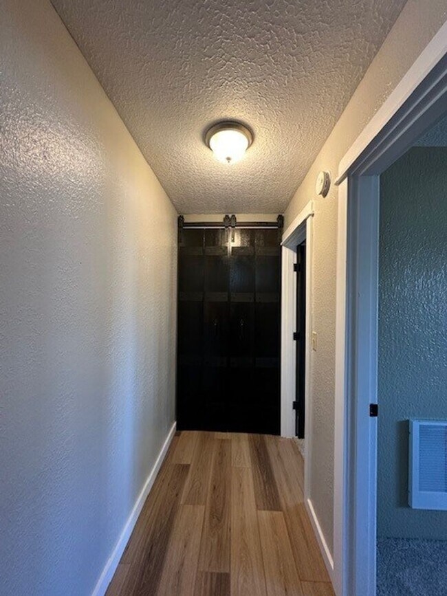 Building Photo - Newly Remodeled 3 Bedroom / 2 Bathroom in NE Madras