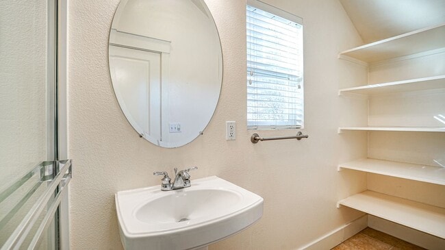 Building Photo - Studio Downtown Petaluma w/1 Car Garage an...