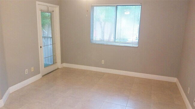 Building Photo - 922 Coral Club Dr