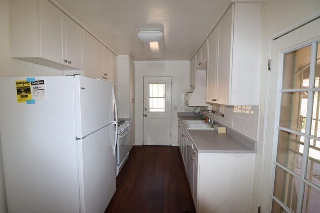 Building Photo - 3 Bedroom 2 Bathroom