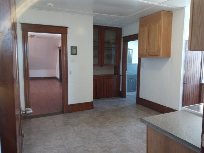 Building Photo - 261 Maple St