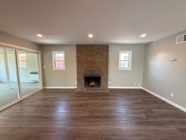Building Photo - Centrally Located Single Story Updated Home