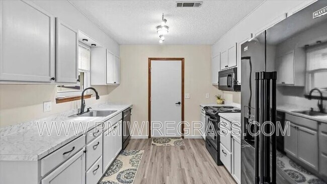 Building Photo - 214 Brookside Ln