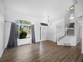 Building Photo - 4bedroom/3bath w/Garage/washer/dryer/fence...