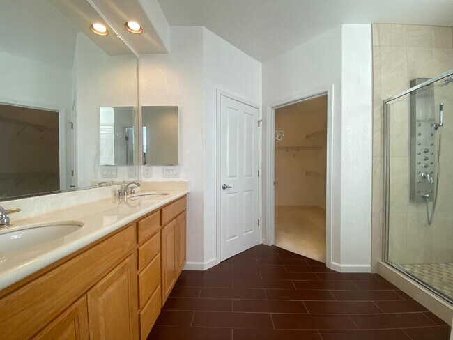 Building Photo - 15 Parkridge Cir