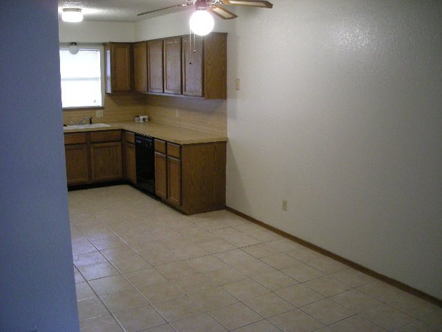 Building Photo - 716 Swan Lake Rd