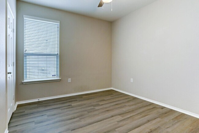 Building Photo - 11108 Helms Deep Dr