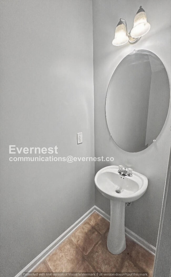 Building Photo - 3 Bed, 2.5 Bath Home with Modern Comforts / Pet-Friendly / Available Now!