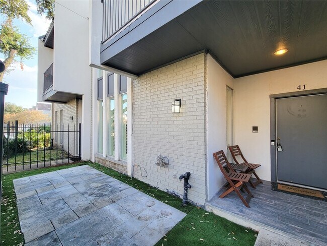 Building Photo - 1300 Augusta Dr