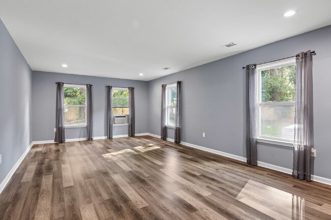 Building Photo - 3 bed 1 bath ranch with large storage/workshop building