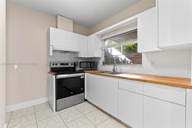 Building Photo - 3507 SW 25th Ter